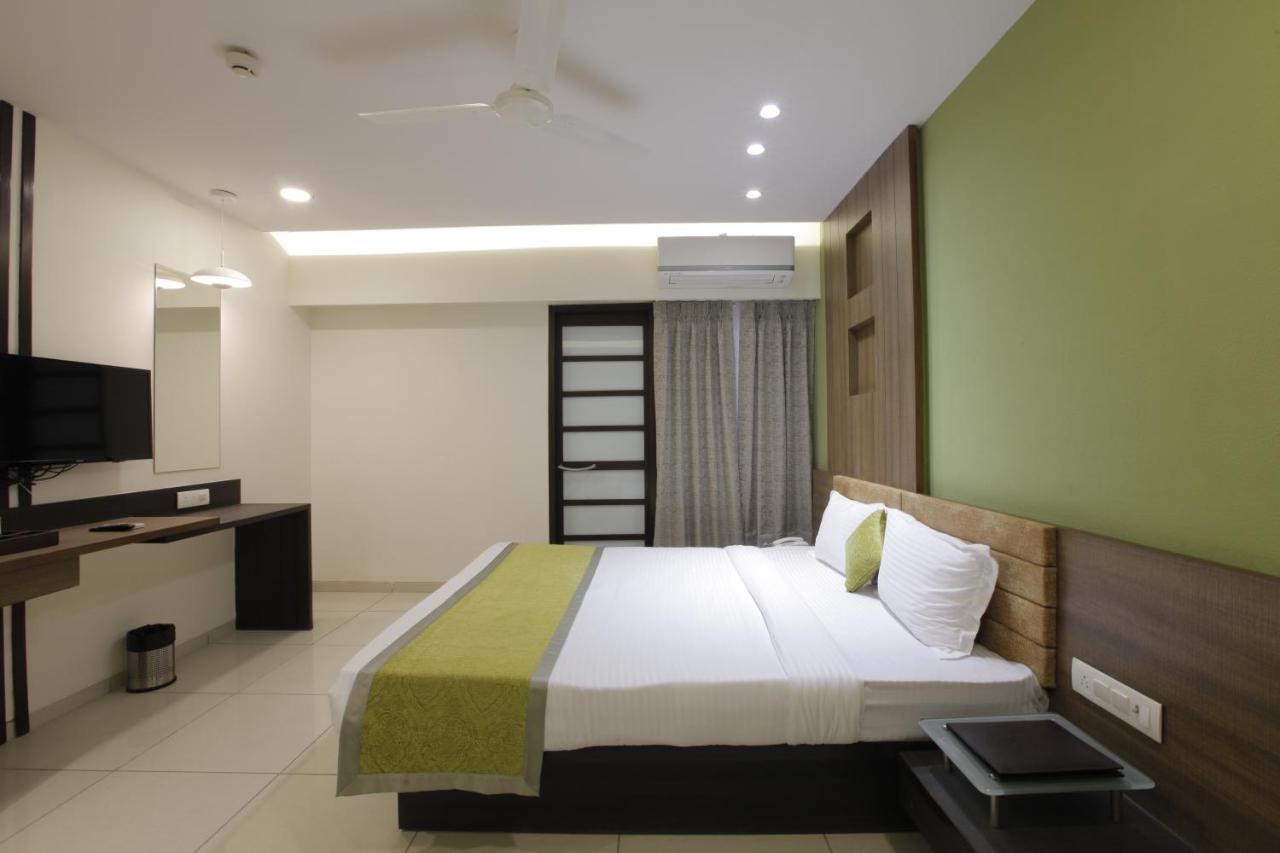 Hotel The Lotus Park Ahmedabad Exteriör bild