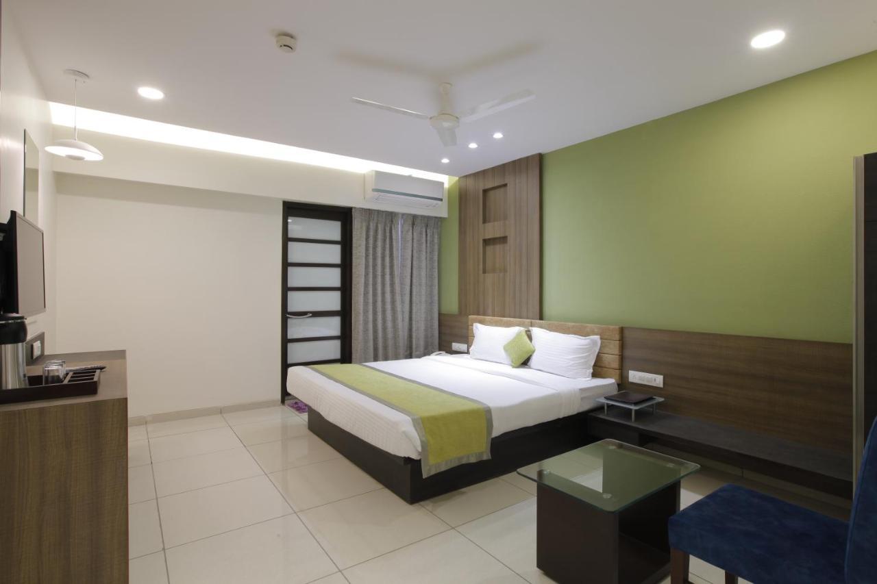 Hotel The Lotus Park Ahmedabad Exteriör bild