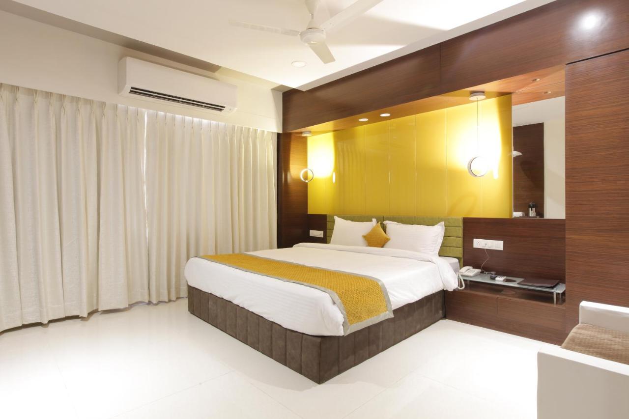 Hotel The Lotus Park Ahmedabad Exteriör bild
