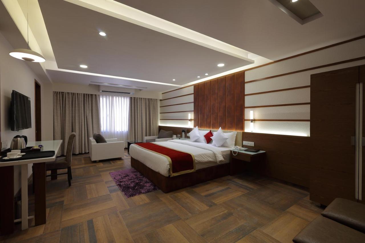 Hotel The Lotus Park Ahmedabad Exteriör bild