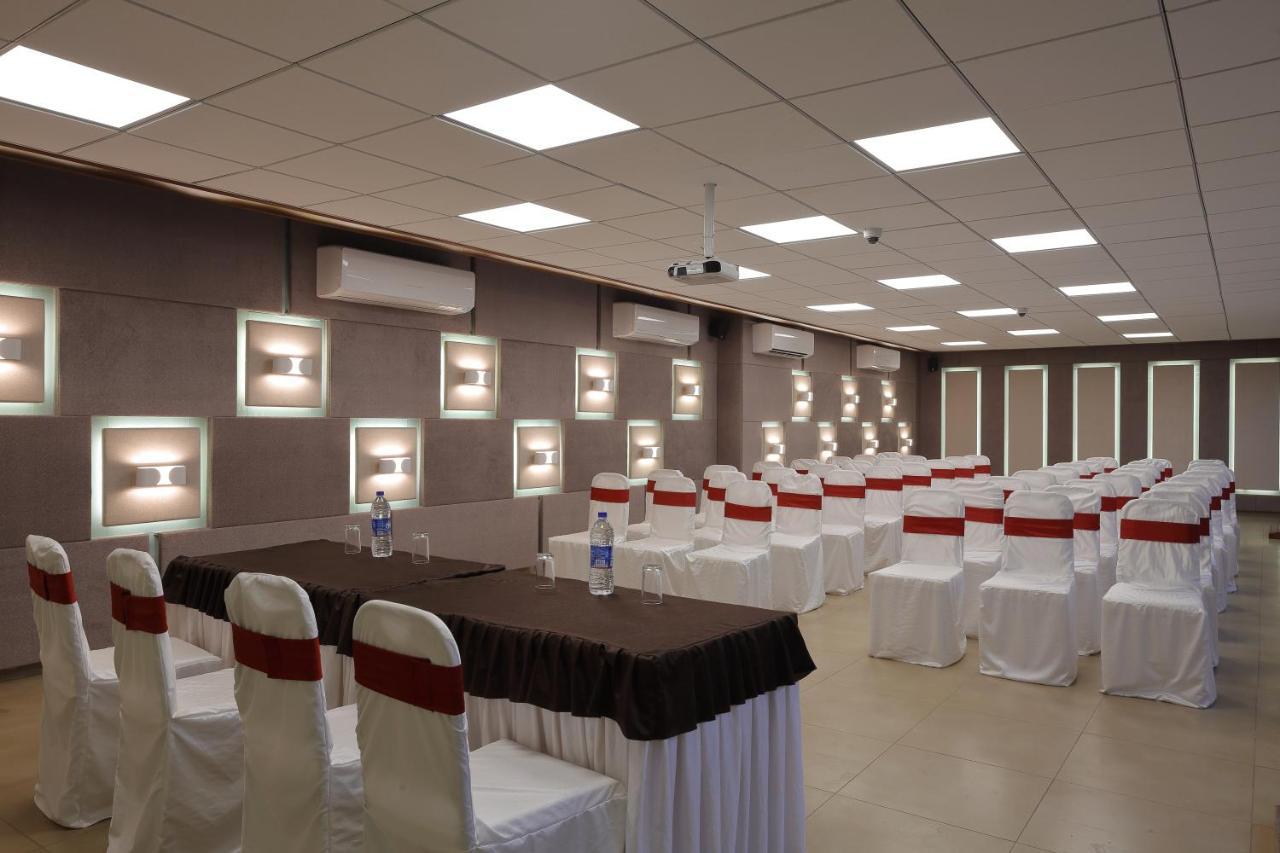 Hotel The Lotus Park Ahmedabad Exteriör bild